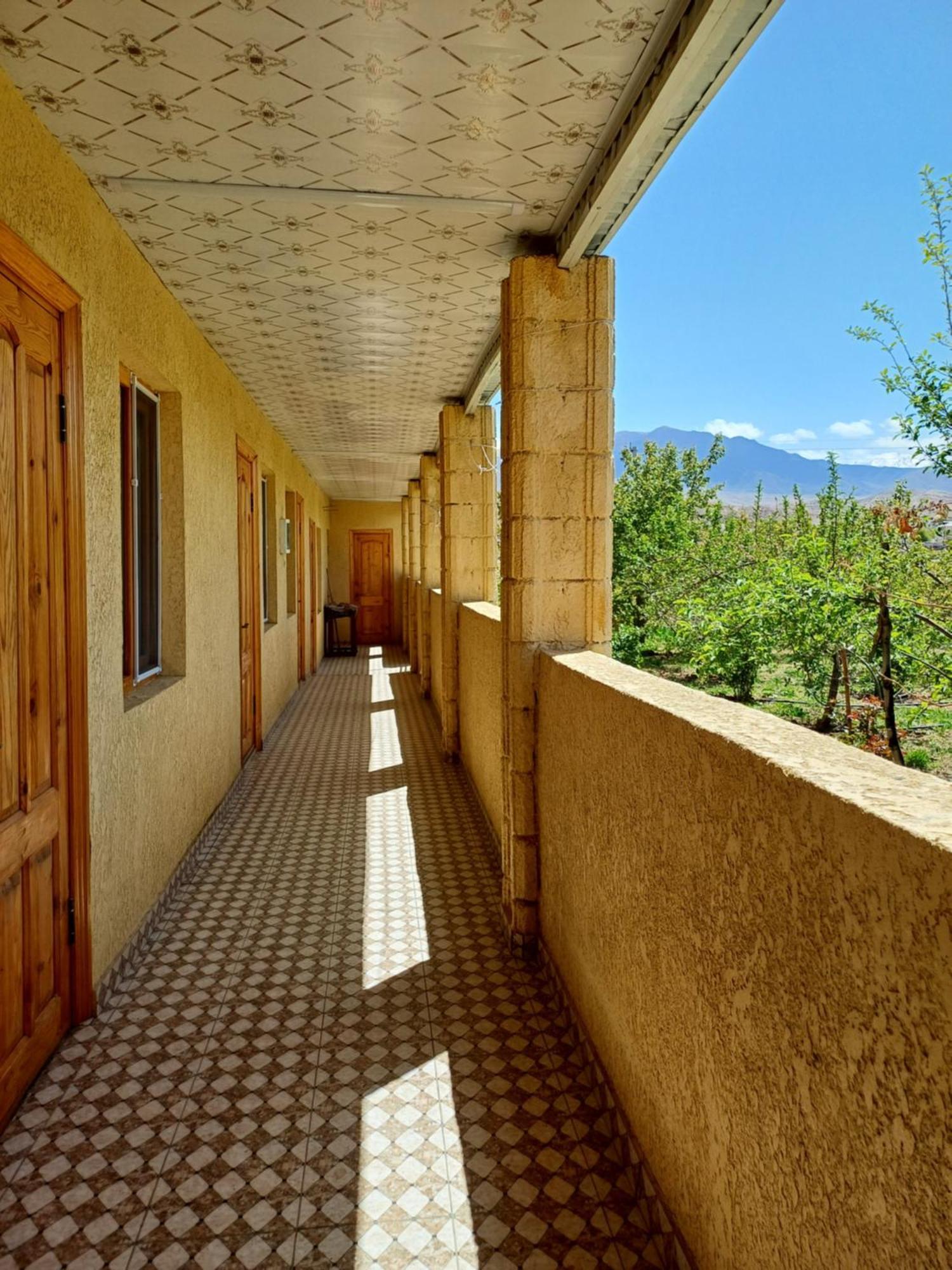 " Umar " Guest House Tong Exterior foto
